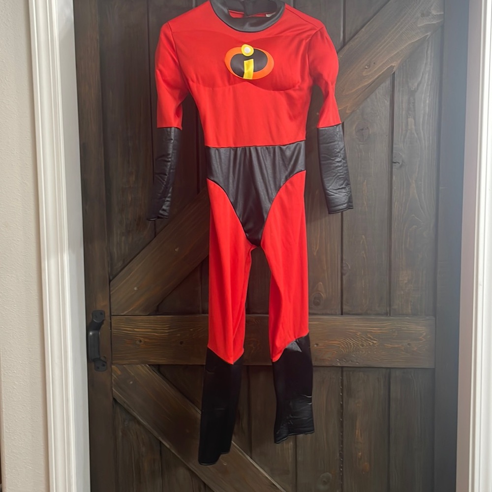 Dash Incredible costume. Doesn’t have belt or eye mask